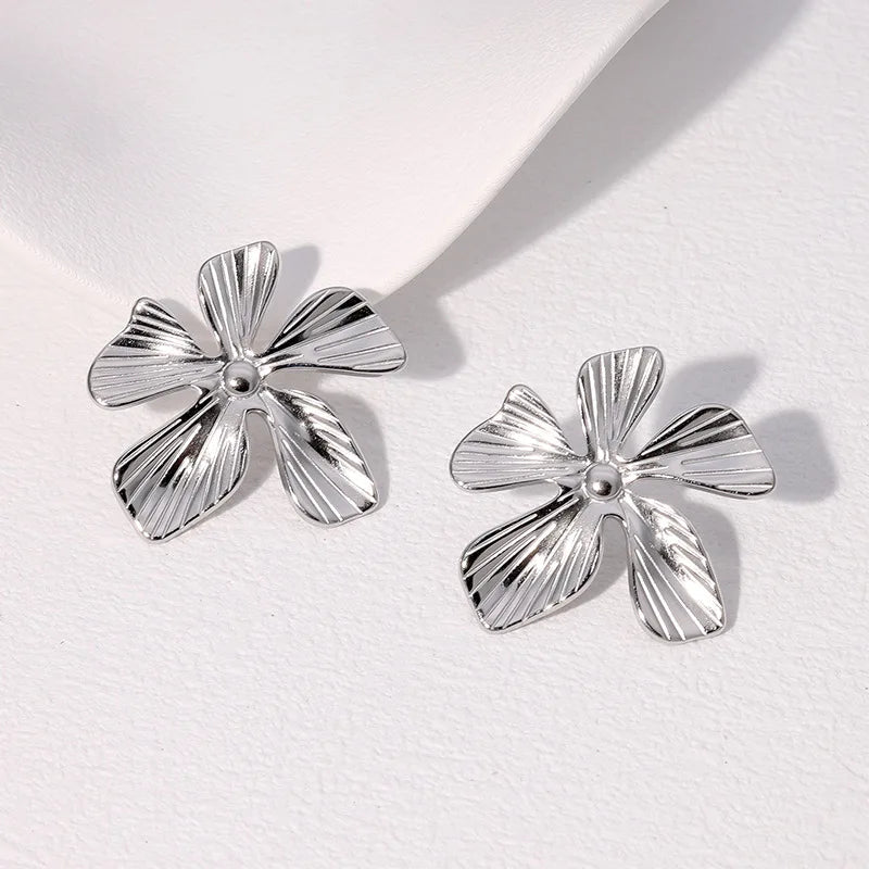 Dainty Flower Stainless Steel PVD Plated Stud Earrings for Ladies Tragus Piercing Fashionable Everyday Jewelry for Women