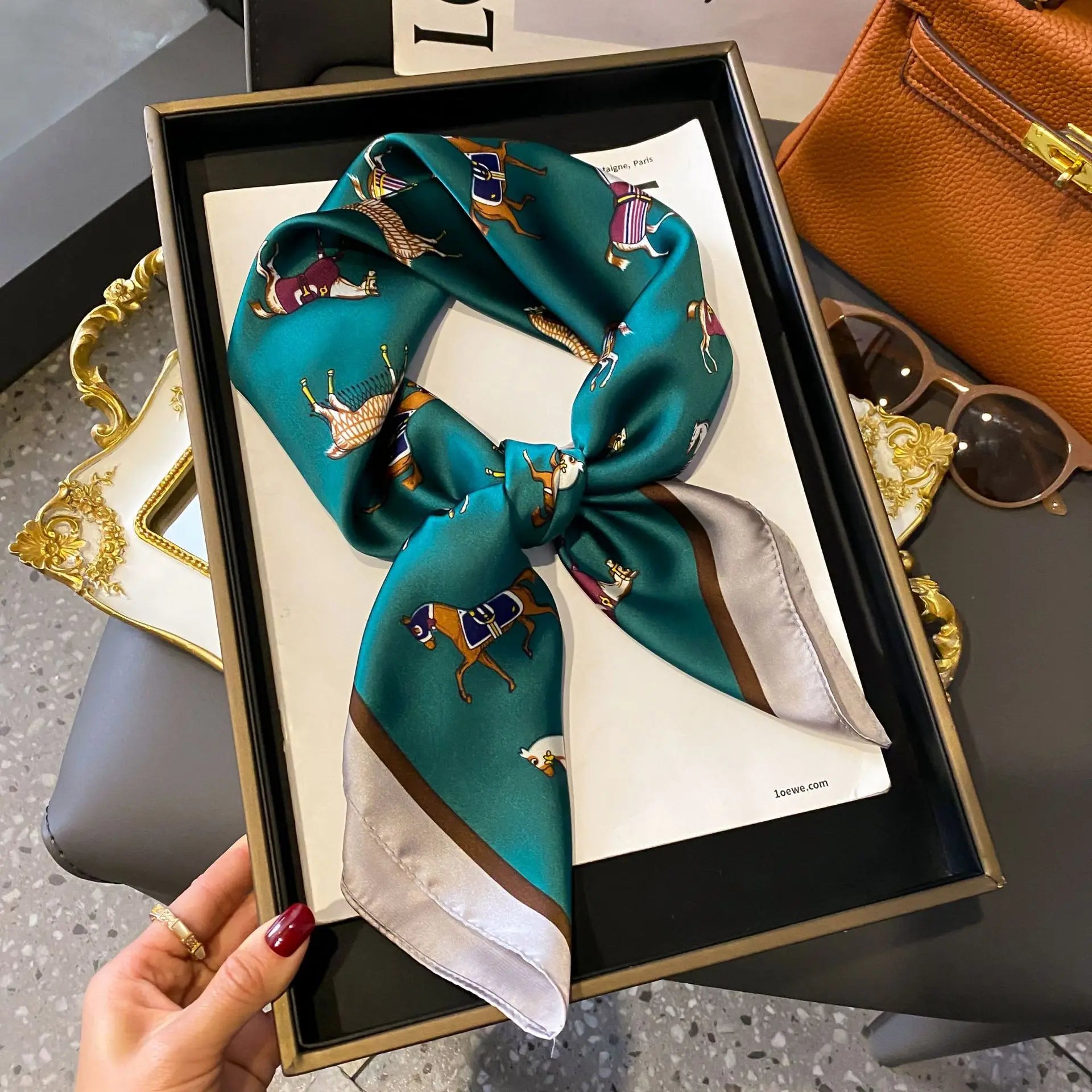 2025 New Women's Soft Satin Hair Scarves Fashion Square Printed Headscarf 70cm Professional Accessories Designer Scarf Headband