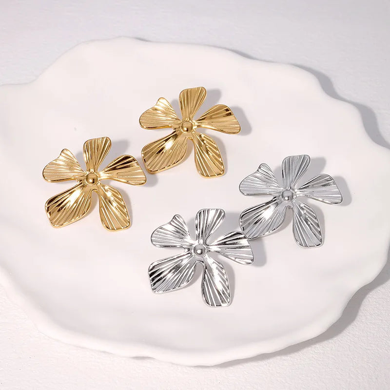 Dainty Flower Stainless Steel PVD Plated Stud Earrings for Ladies Tragus Piercing Fashionable Everyday Jewelry for Women