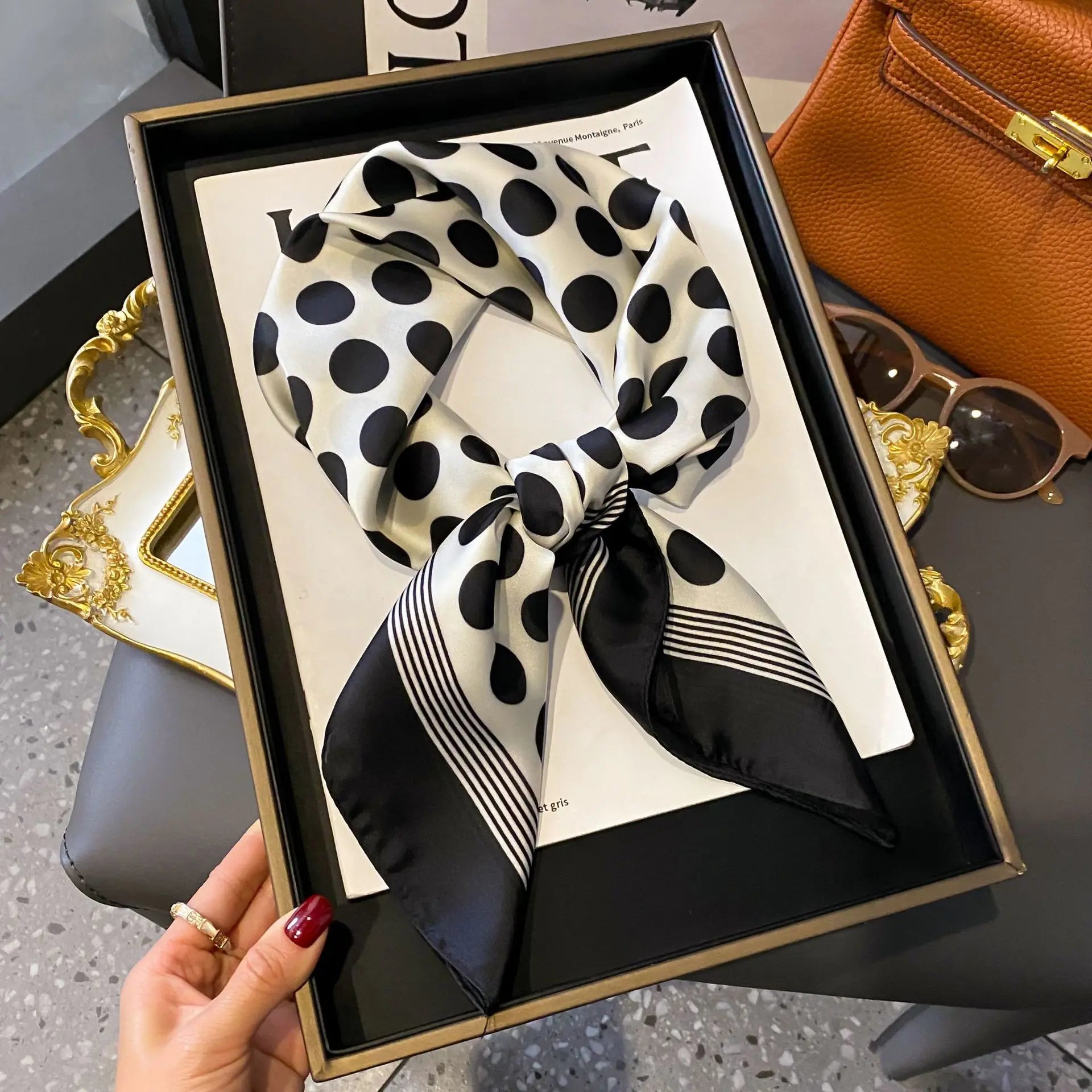 2025 New Women's Soft Satin Hair Scarves Fashion Square Printed Headscarf 70cm Professional Accessories Designer Scarf Headband