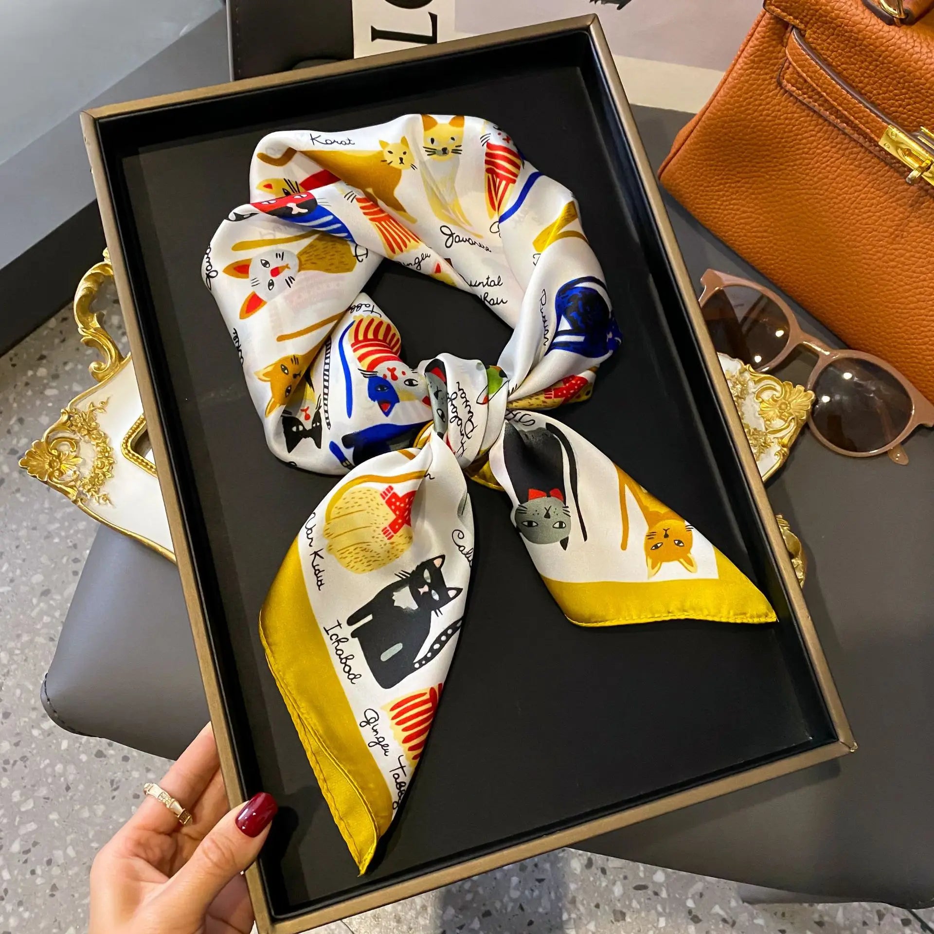 2025 New Women's Soft Satin Hair Scarves Fashion Square Printed Headscarf 70cm Professional Accessories Designer Scarf Headband