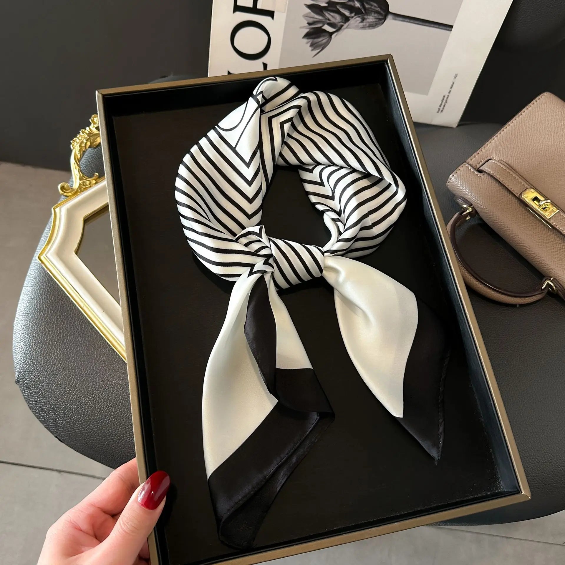 2025 New Women's Soft Satin Hair Scarves Fashion Square Printed Headscarf 70cm Professional Accessories Designer Scarf Headband