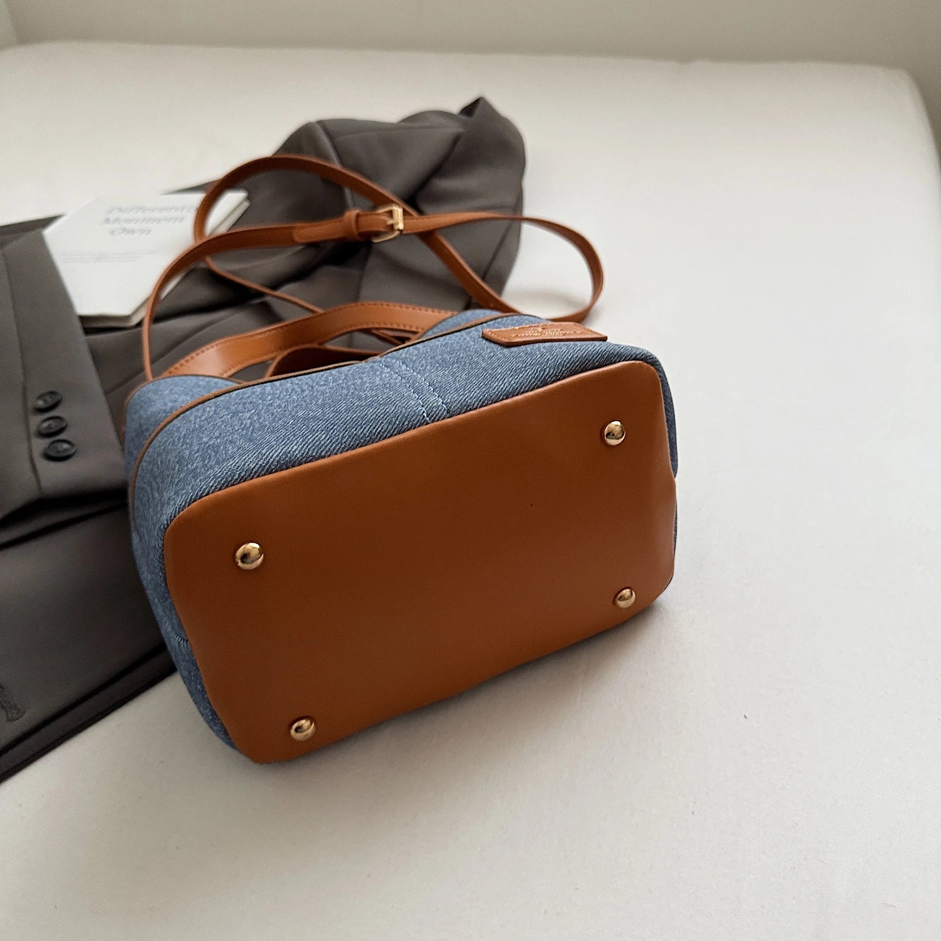 Women handbags. Early autumn senior commuter niche mobile phone slung bag girl 2025 new retro brown bucket bag small handbag